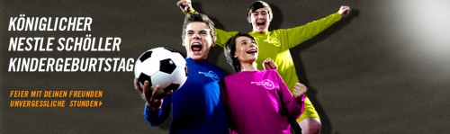 Kinder feiern mit Eltern und Trainern