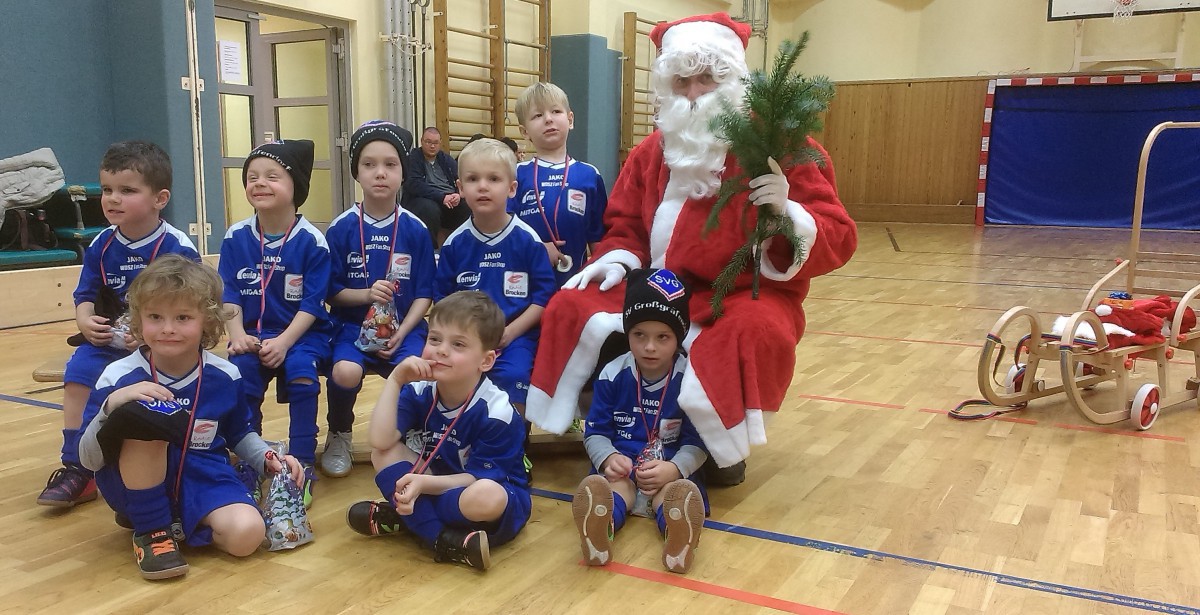 Der Weihnachtsmann überrascht SVG-Minibambini beim Training