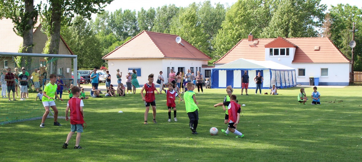 Kleinfeldjunioren & Krabbelkäfer feiern Saisonabschluss