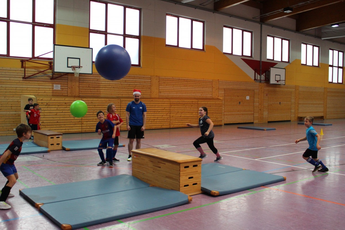 F-Junioren feierten sportlich Weihnachten