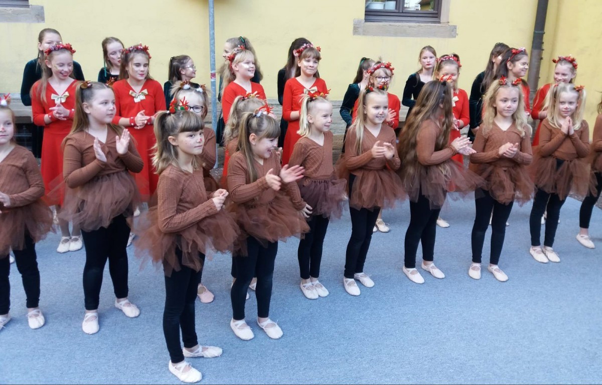 Gelungene Weihnachtstanzpremiere beim Vor-Advents-Markt