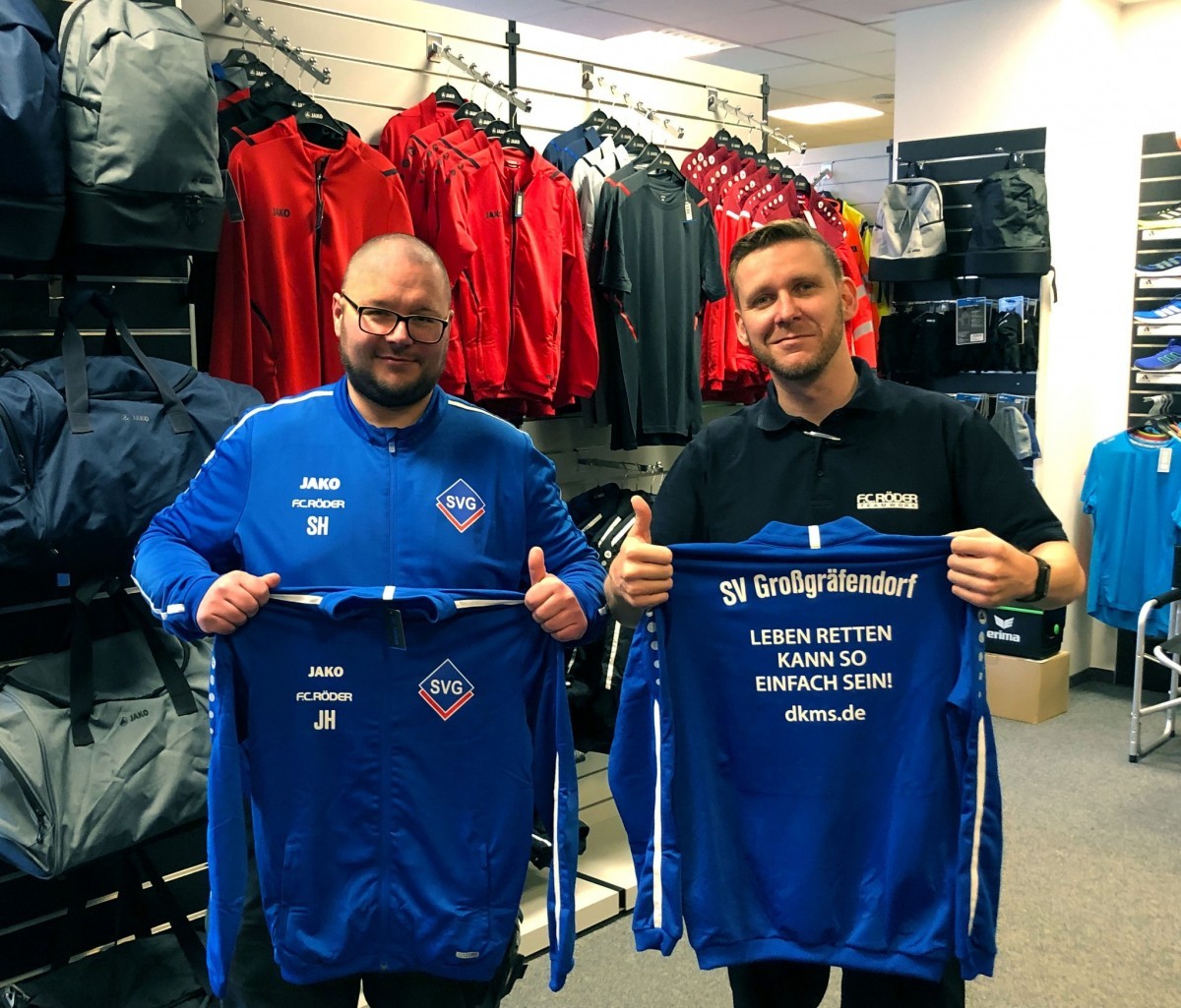 Zwei Gute Taten auf einem Streich: Schicke Trainingsanzüge & wichtige Botschaft